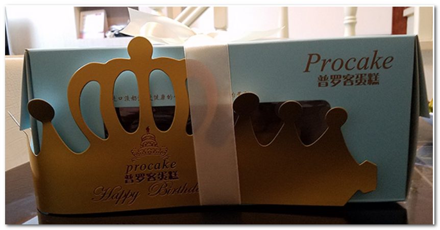 带女王冠的蛋糕盒侧面